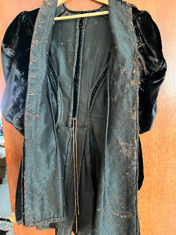 Antique women’s bustle velvet coat in Arts & Collectibles in Saskatoon - Image 4