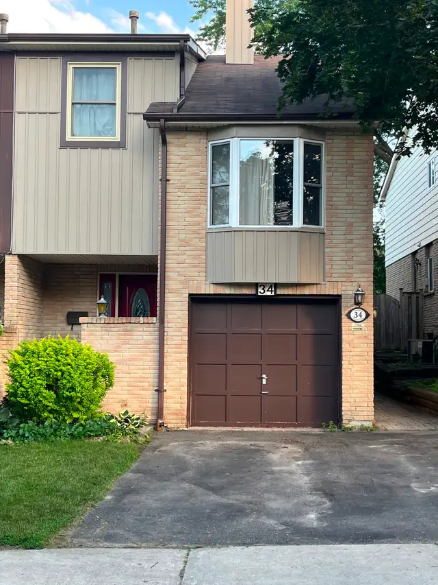 Markham 4+1 bedrooms, separate entrance to In Law Apartment.