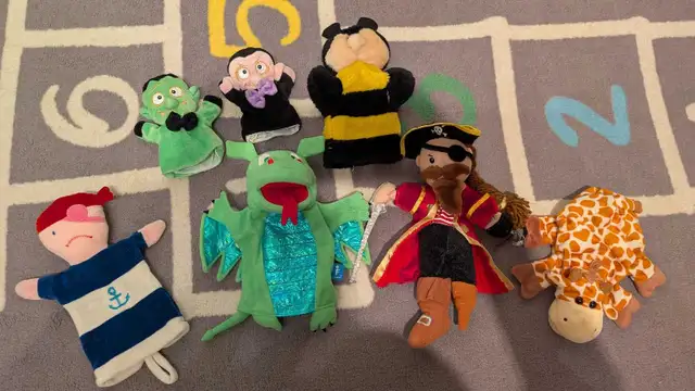 7$ lot marionettes enfant garderie,CPE, école très bon état Cand in Toys & Games in Longueuil / South Shore - Image 2