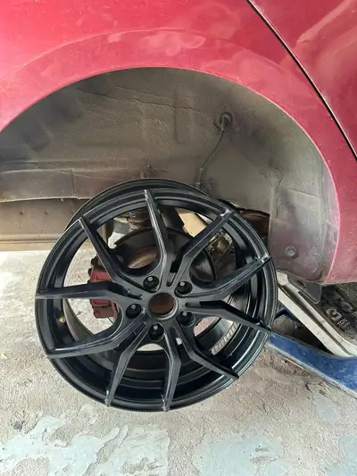 Got them recently for my car but they were too small unfortunately They come with centre caps (Kia)...