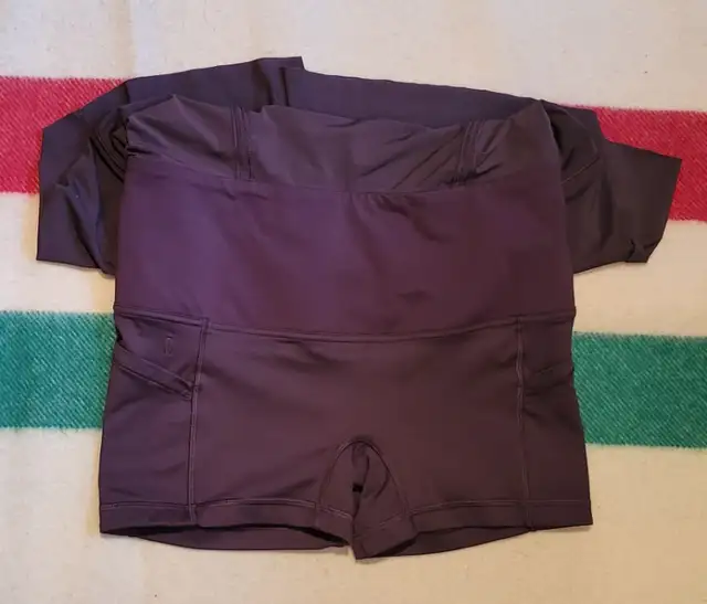 LULULEMON LOST IN PACE SKIRT 13" BLACK CURRANT SIZE 6 in Women's - Bottoms in City of Toronto - Image 9