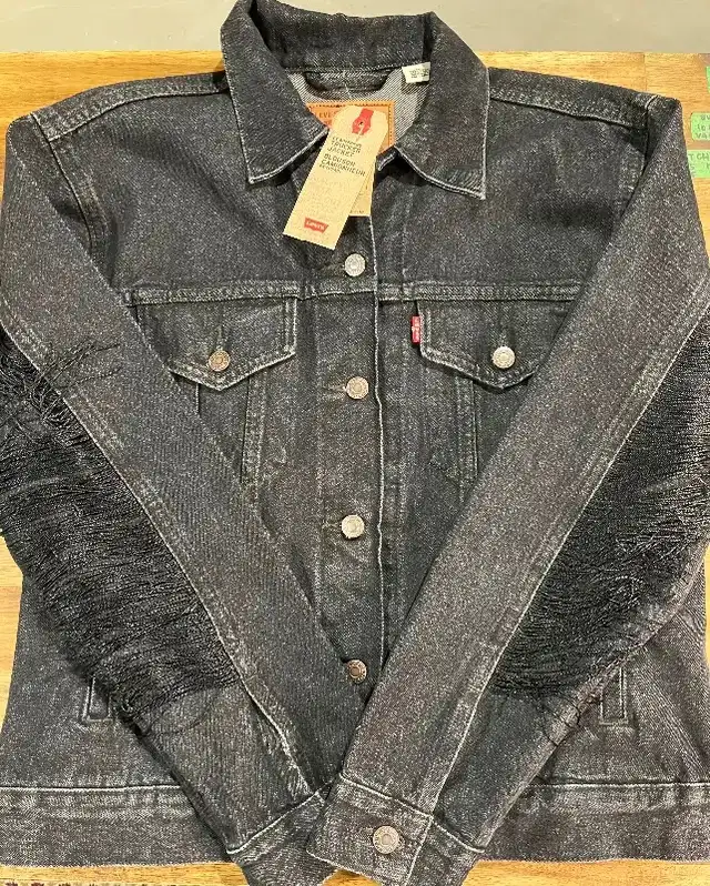 Levi's Ex-Boyfriend Fringe Denim Trucker Western Jacket Cowgirl in Women's - Tops & Outerwear in Mississauga / Peel Region - Image 6