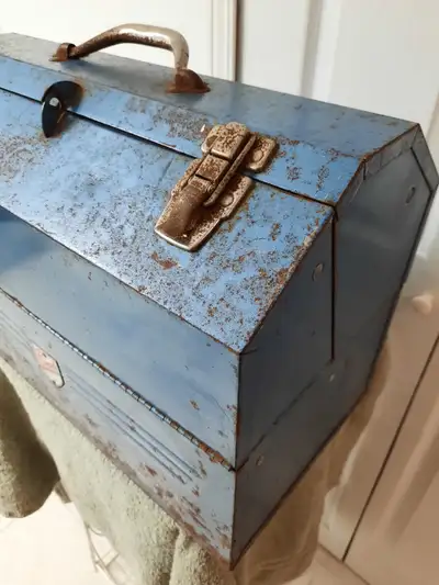 Beach vintage cantalever tool box, made in Smith Falks Ontario, 18 inches Long 13 inches T x 10 inch...