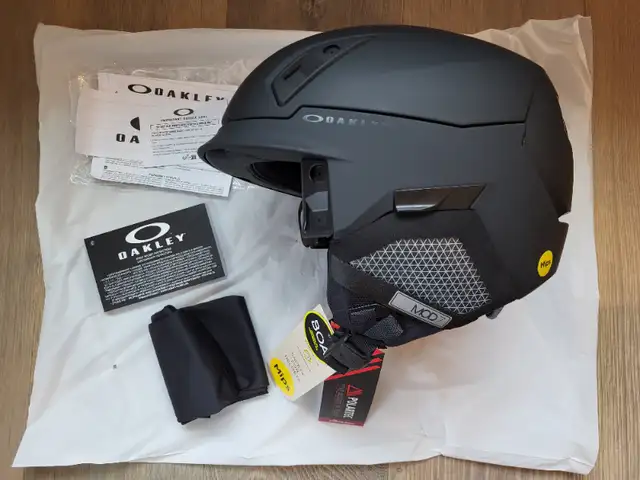 Oakley MOD7 Snow Helmet in Snowboard in Red Deer - Image 8