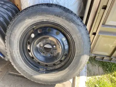 Vend 4 pneus d'hiver bon état de marque Dunlop 215/70R 16 sur roues 16po.