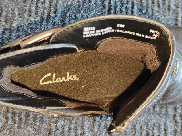 Women Clarks Black Leather Ankle Boots | Size 7M | Ruched Zipper in Women's - Shoes in Calgary - Image 11