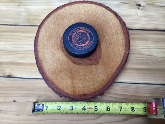 Rare 1973 ST. CATHARINES BLACK HAWKS puck on wood display ! in Arts & Collectibles in City of Toronto - Image 4
