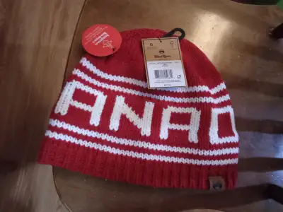 Tuque CANADA. Neuf jamais porté étiquettes dessus, View more
