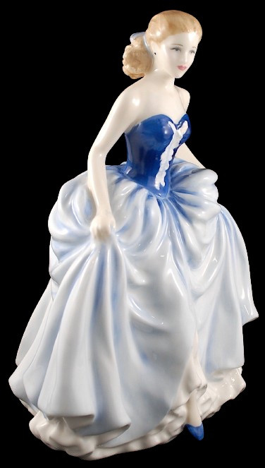 Royal Doulton 'Susan' 2004' Signed on Base Figure of the Year in Arts & Collectibles in Markham / York Region - Image 4