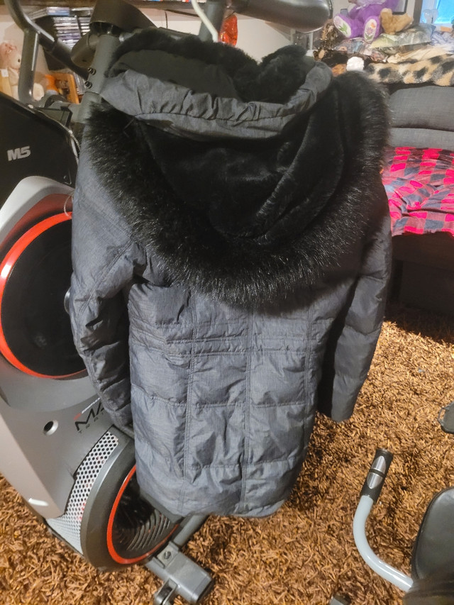 Very warm beautiful woman’s winter coat by Jessica like new 6-8 in Women's - Tops & Outerwear in Windsor Region - Image 2