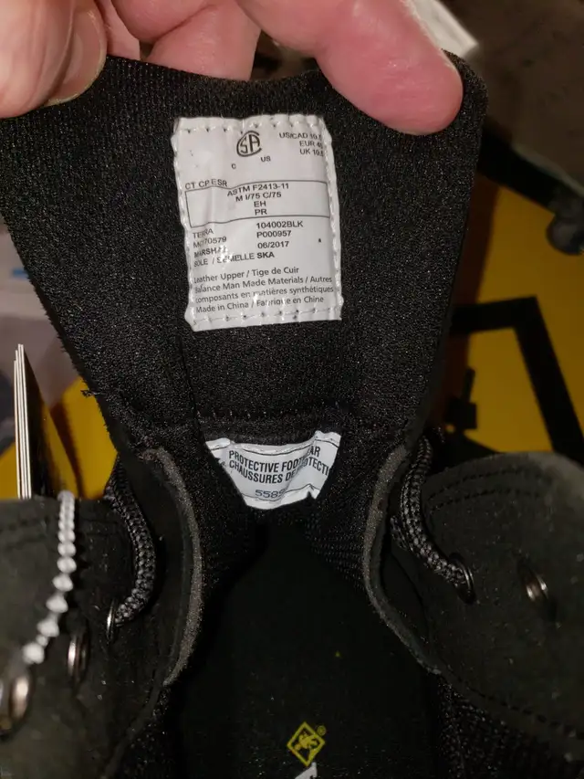 Safety  boots, Size 10.5 in Men's Shoes in City of Toronto - Image 9