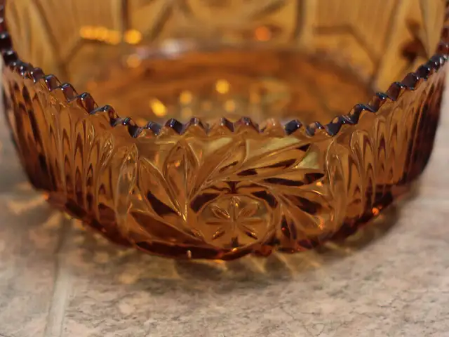 Brown crystal serving bowl in Kitchen & Dining Wares in Edmundston - Image 3