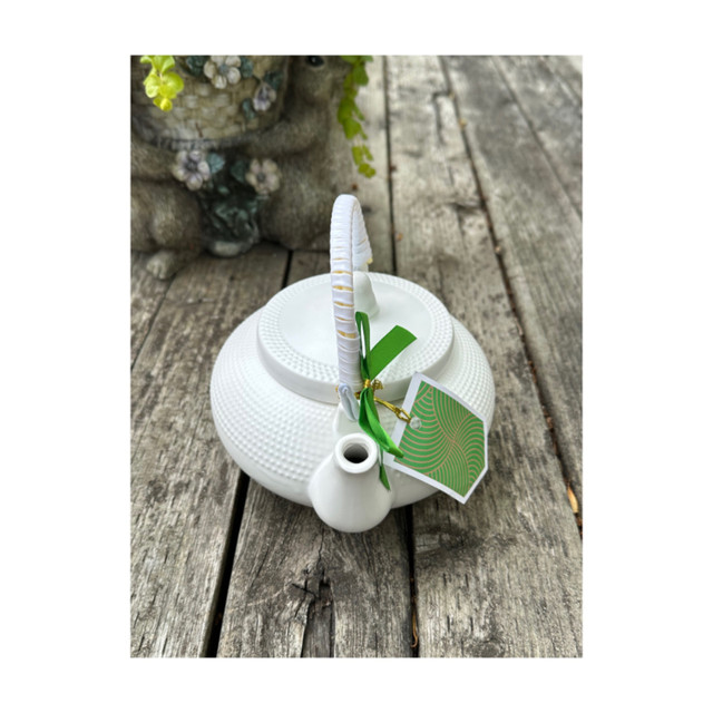 Sweet Expressions Regal Confections Ceramic Teapot Infuser White in Kitchen & Dining Wares in Winnipeg - Image 2