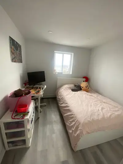 --- ## English Hello! I’m moving to Toronto for an internship and I’m looking for a female tenant to...