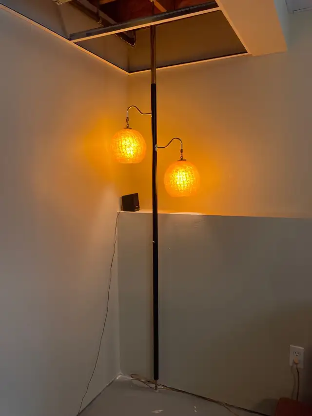 Mid century Modern lucite tension pole lamp63234885645827123