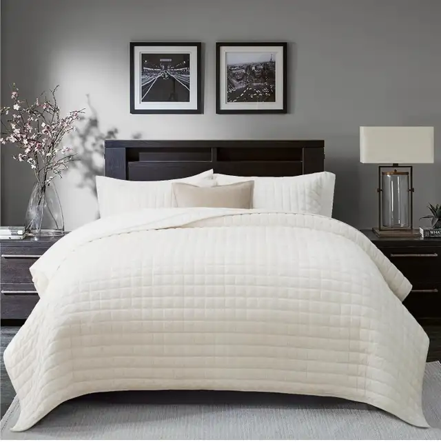 Gogreen Queen Comforter set. in Bedding in Oshawa / Durham Region - Image 2