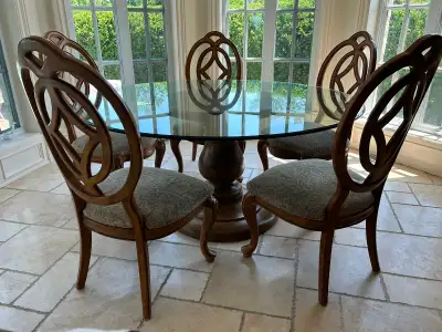 Round table with chairs - table ronde avec chaises, View more