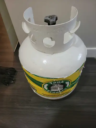Full New propane tank never send propane tank, featuring a 7.7kg capacity, perfect for your barbecue...