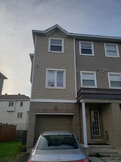 Beautiful 3-Bedroom + Den End-Unit Townhouse in Barrhaven!