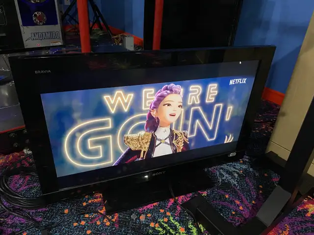 32 inch Sony LCD TV model KDL-32BX300 in TVs in Ottawa - Image 2