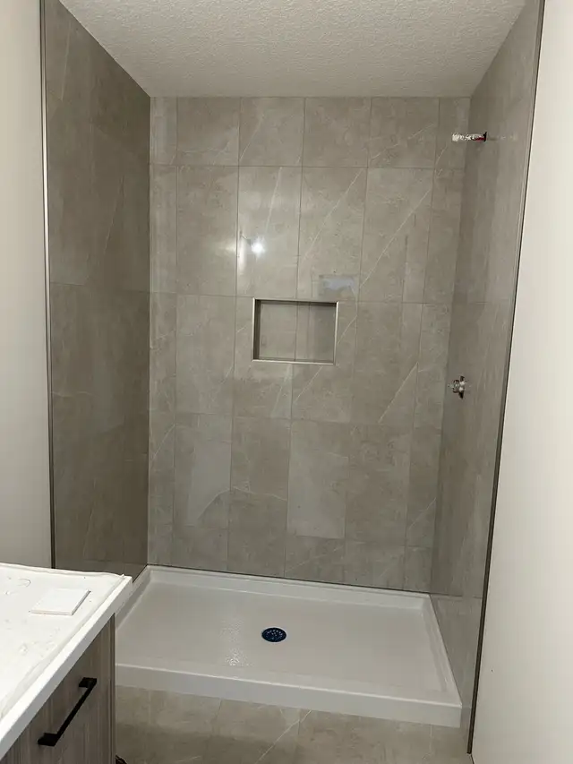 Tile installer 64519988515459122