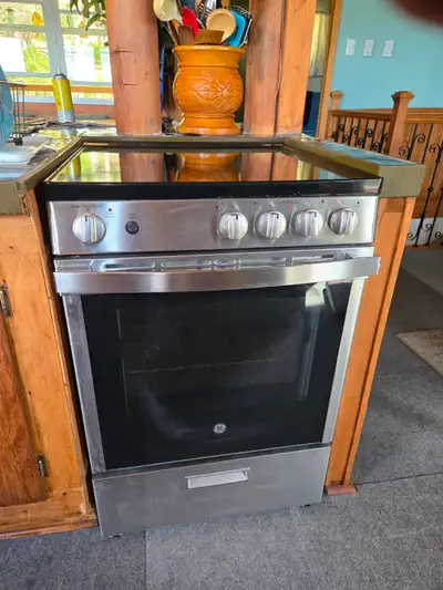 Très belle cuisinière de 24 pouces/Nice 24 inches stove, View more