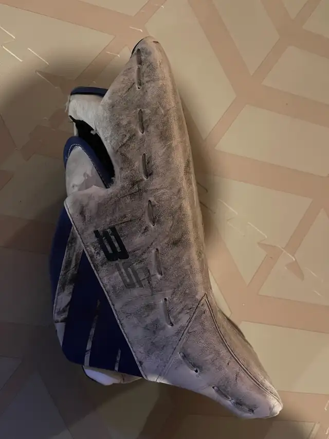 goalie pads glove and blocker intermediate  in Hockey in Lloydminster - Image 6