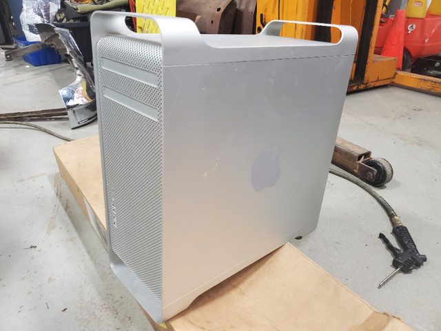 Apple Mac pro monitor A1082 in Desktop Computers in Mississauga / Peel Region - Image 3