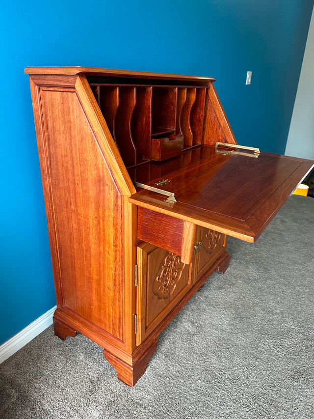 Secretary Desk in Desks in Calgary - Image 2