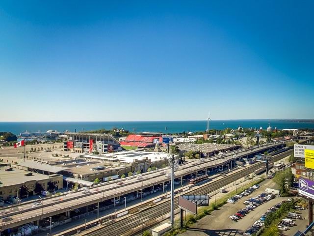 Bright, Spacious 1 + 1 bedroom with stunning, unobstructed lake 5