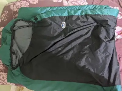 Sleeping bag in like-new shape. It’s the long version, so if you're taller or just like a bit more w...