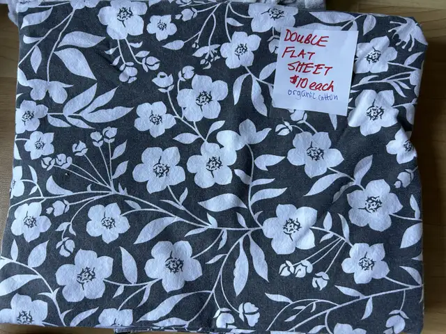 Pink cotton Disney flat sheet $15, 50/50 blend in Bedding in Oakville / Halton Region - Image 4