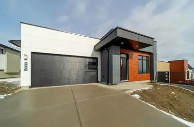 MLS®10268300 2990 Larsen Avenue Spacious Rancher style home offering 2 beds up plus den, 2 full bath...