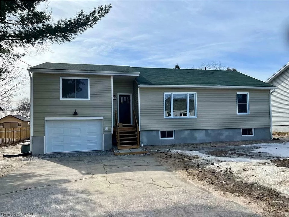 Bright 3-bedroom, 1.5 bathroom main level suite 1