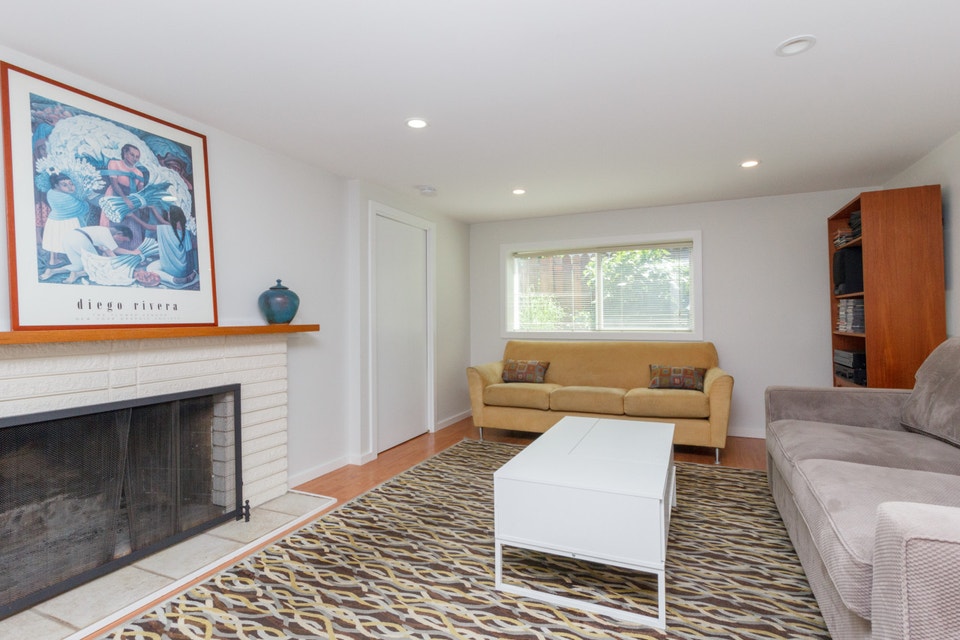 Lovely Central 2Bed + 1Bath Suite on Quiet Street w/ Patio 5