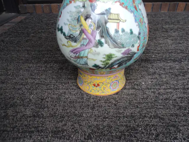 Large Oriental Vase ( Urn ) in Home Décor & Accents in Red Deer - Image 5