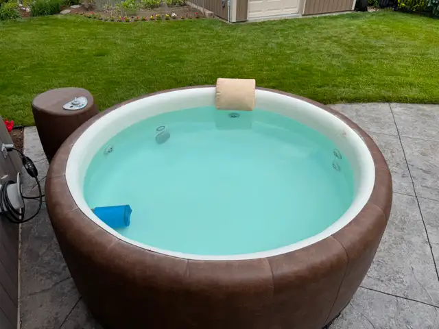 Softub 300+ Hot Tub63007358731521124