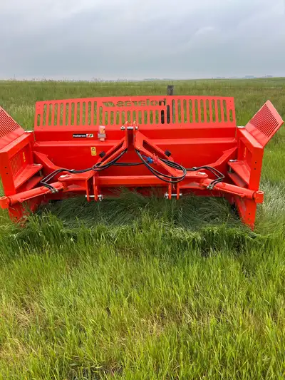 15 foot wide silage blade, with sides that will swing forward and back. Solid construction. 3 pt hit...