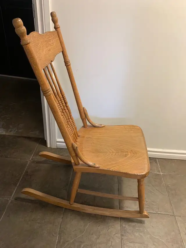 Vintage Farmhouse rocking chair in Chairs & Recliners in Calgary - Image 3