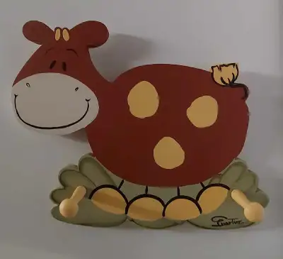 Patère murale ludique jolie vache à 2 crochets pour vêtements. Demande 15 $. Demander Carole