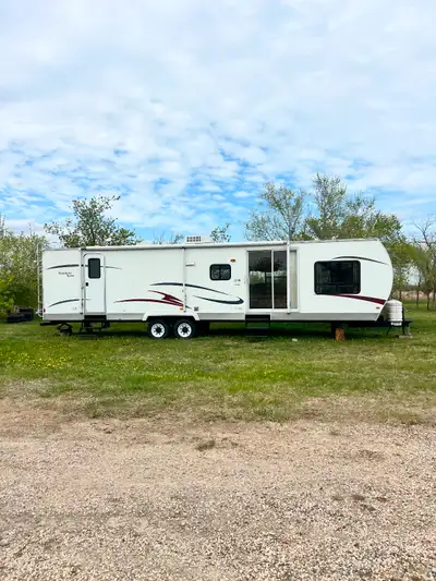 Park mode trailer with garden doors and a separate door going to the bedroom Sleeps up to 10 with th...