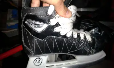 1 paire de patins Easton C2 Grandeur Youth 8 / 25$ 1 paire de patins Bauer 22 Grandeur jeune 10 / 25...