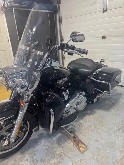 19 Road King Bike in excellent shape Colour matched lowers Police seat complete with pillion seat (M...