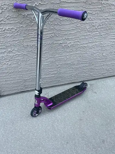 Madd Gear Pro VX7 Scooter - Purple $75 - good condition Bars: 24" (H) x 23" (W) DDAM 4031 Japanese C...