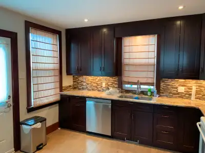 QUIET  AIR CONDITIONED CO-ED HOUSE TO SHARE