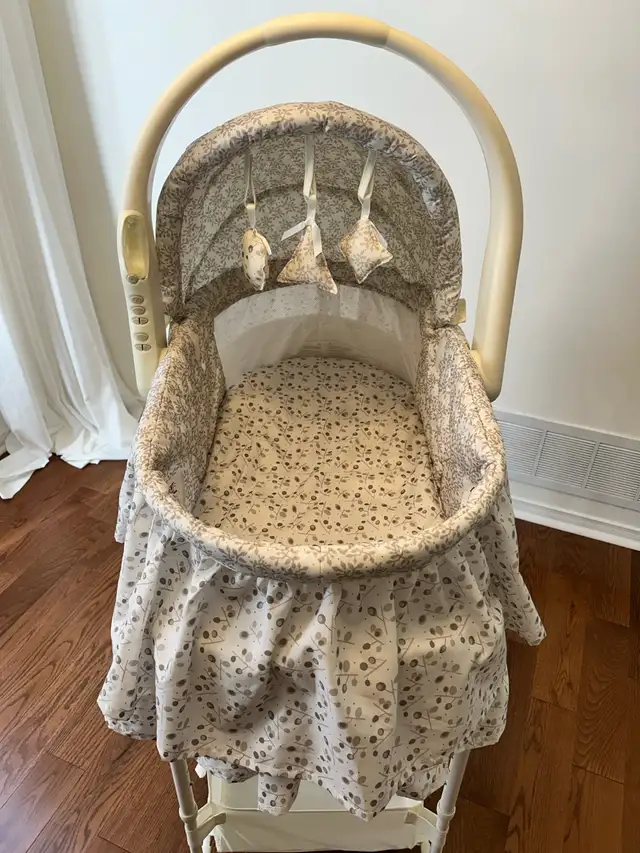 First Years Infant Portable Bassinet in Cribs in Markham / York Region - Image 4