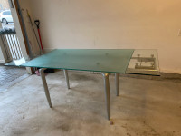 Glass table with easy extension 