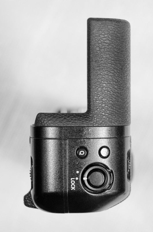 Fuji X-T2 Vertical Power Booster Grip in Cameras & Camcorders in Winnipeg - Image 4