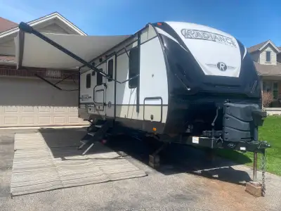 The aluminum-framed construction makes it towable by a half-ton pickup truck and features: - Front b...