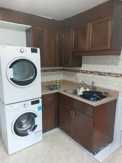 Beautiful 2 bdrm apartment, downtown Charlottetown. Spacious living room, bright, sunny kitchen with...